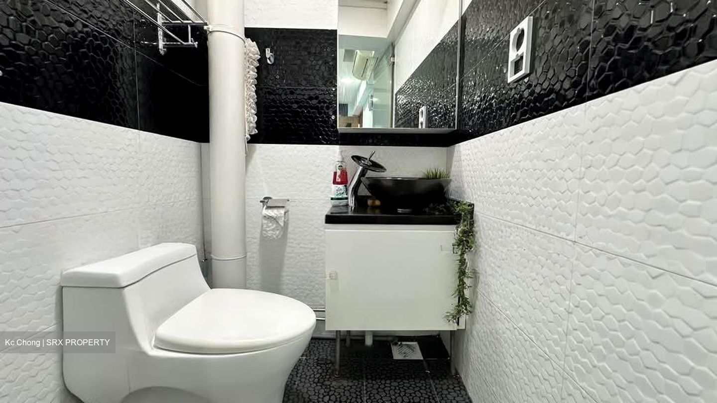 Blk 241 Jurong East Street 24 (Jurong East), HDB 3 Rooms #604908031